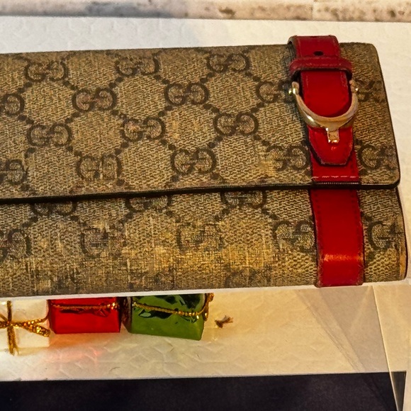 Gucci GG canvas Guccissima wallet with a red leather strap. - Picture 3 of 10